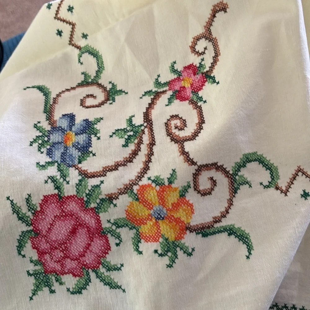 VTG Cross-Stiched Square Floral Tablecloth W/6 Napkins 49”WX49”L Kitchen Ivory